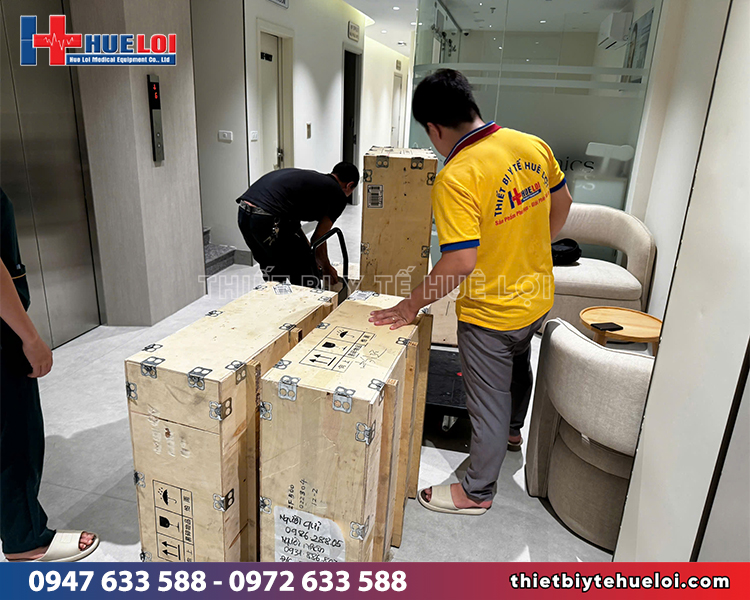huê lợi bàn giao các loại đèn mổ cho bệnh viện