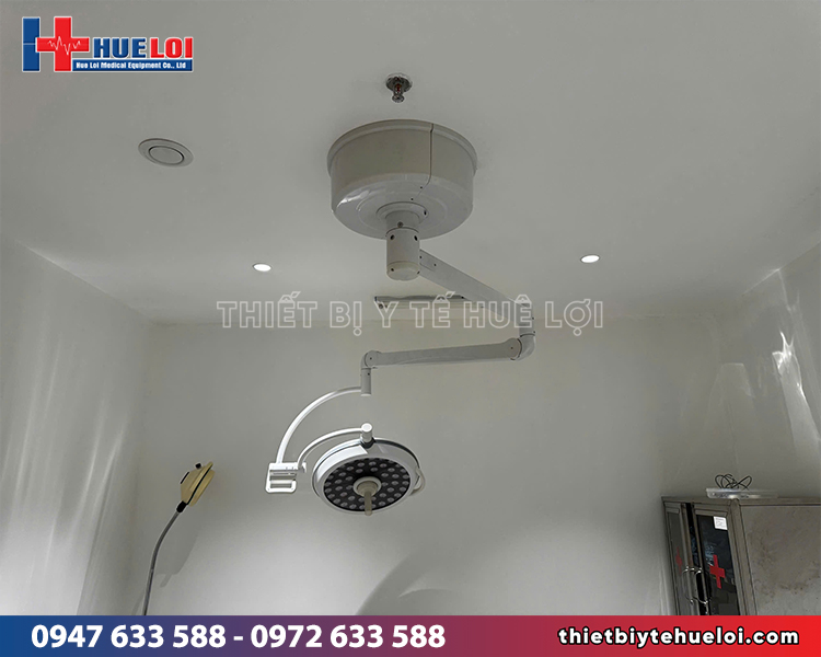 đèn phẫu thuật treo trần halogen huê lợi bàn giao cho phòng khám