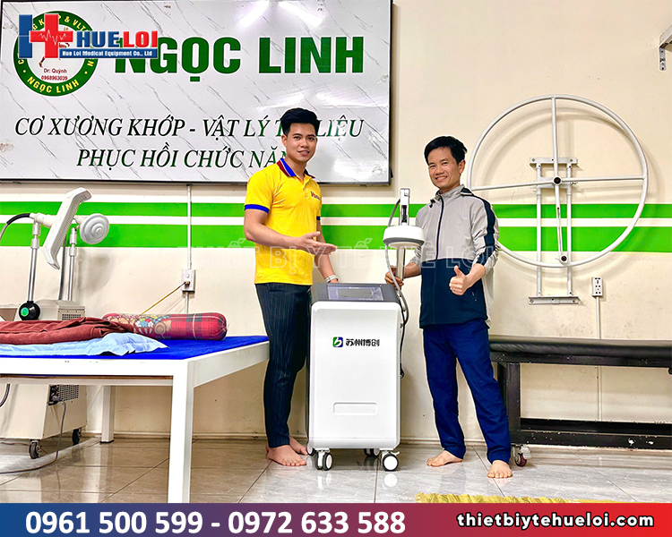 huê lợi bàn giao máy vi sóng cho phòng khám trị liệu