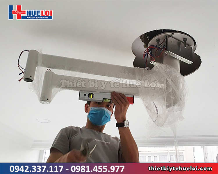 bàn giao đèn mổ treo trần