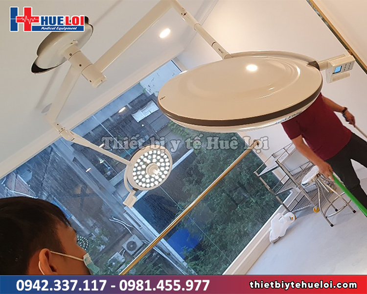 lắp đặt đèn mổ treo trần